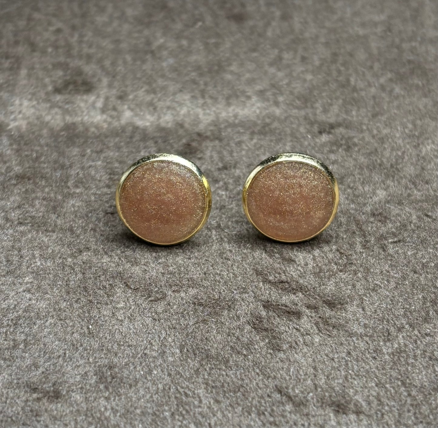 Boucles d’oreilles beige pailletée
