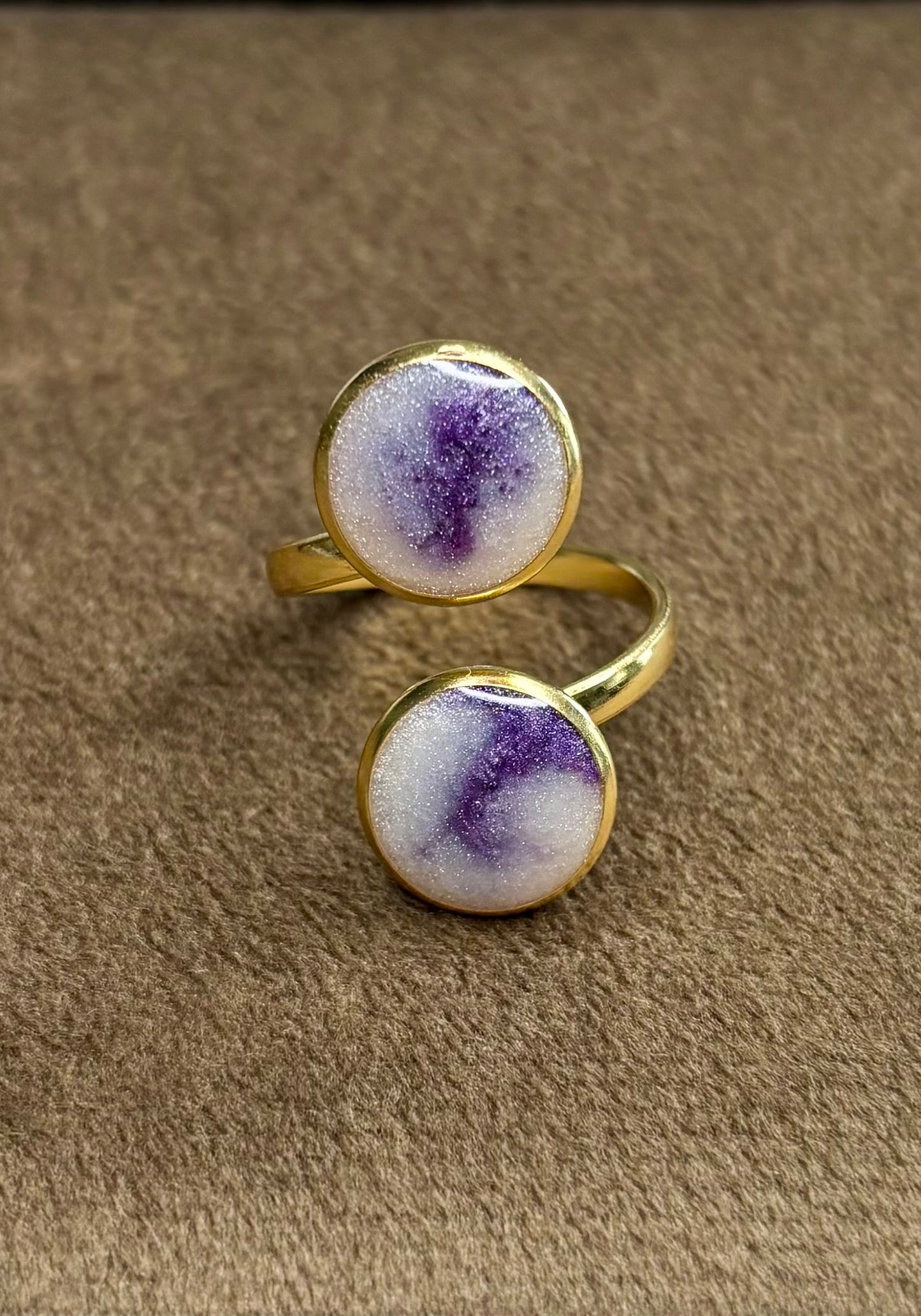 Bague violette et blanche