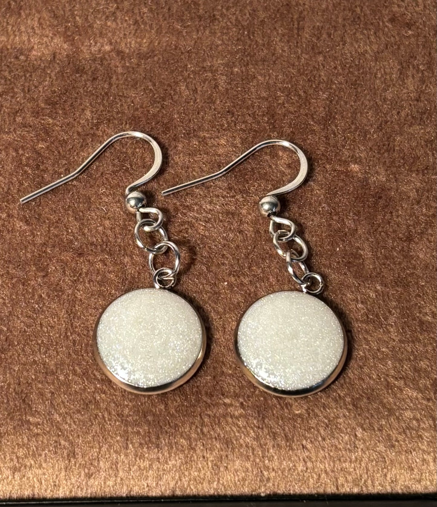 Boucles d’oreilles pendantes blanches