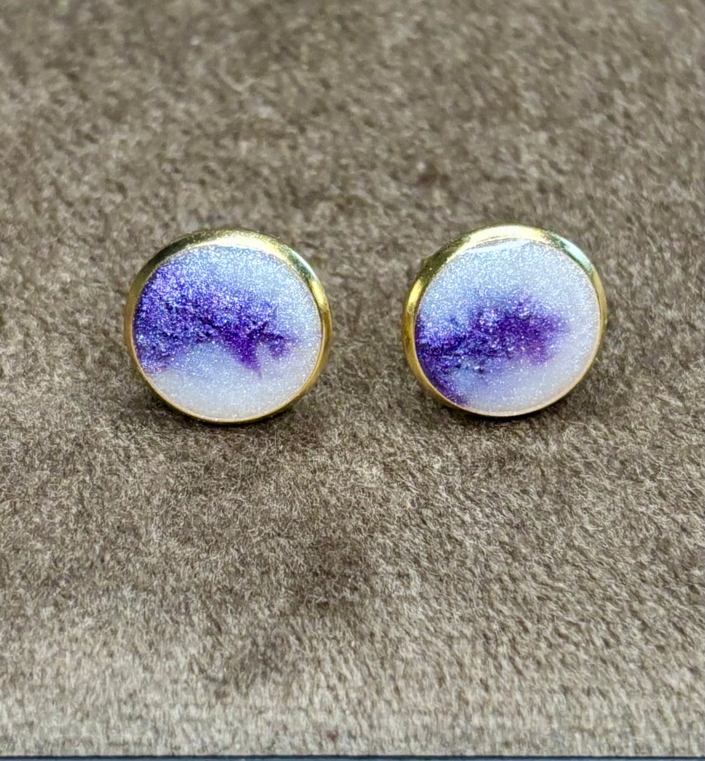 Boucles d’oreilles violette et blanche
