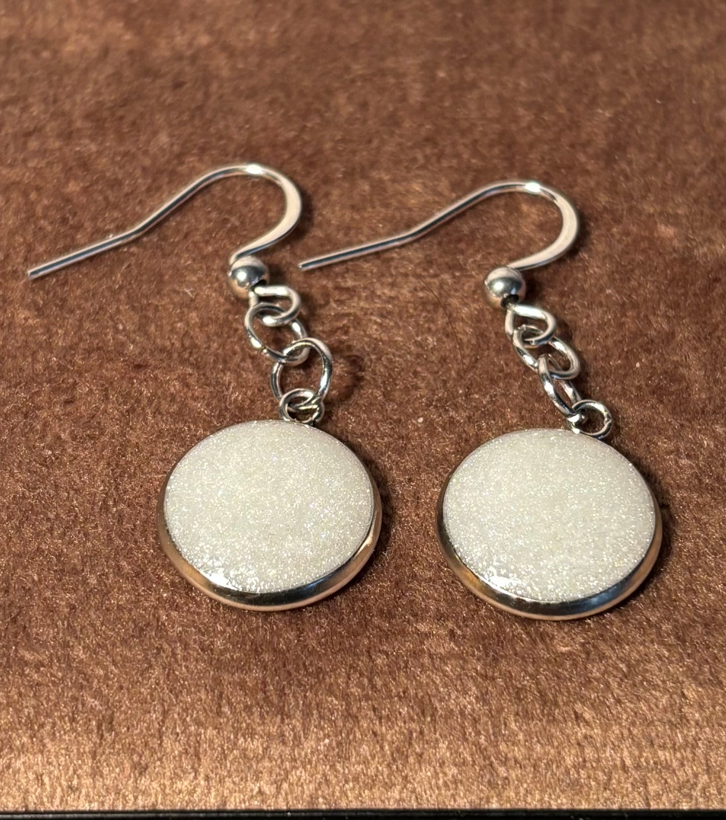 Boucles d’oreilles pendantes blanches