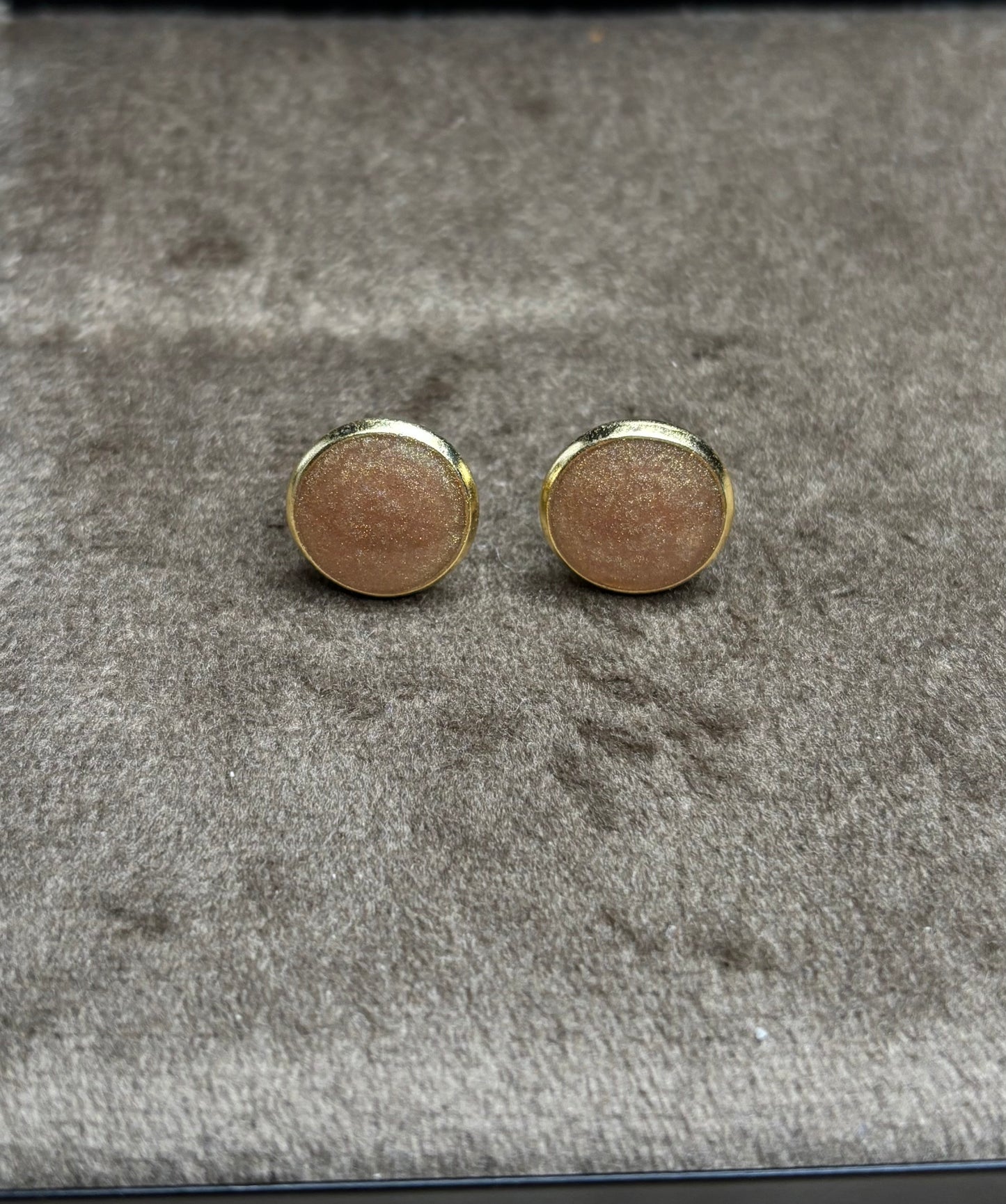 Boucles d’oreilles beige pailletée