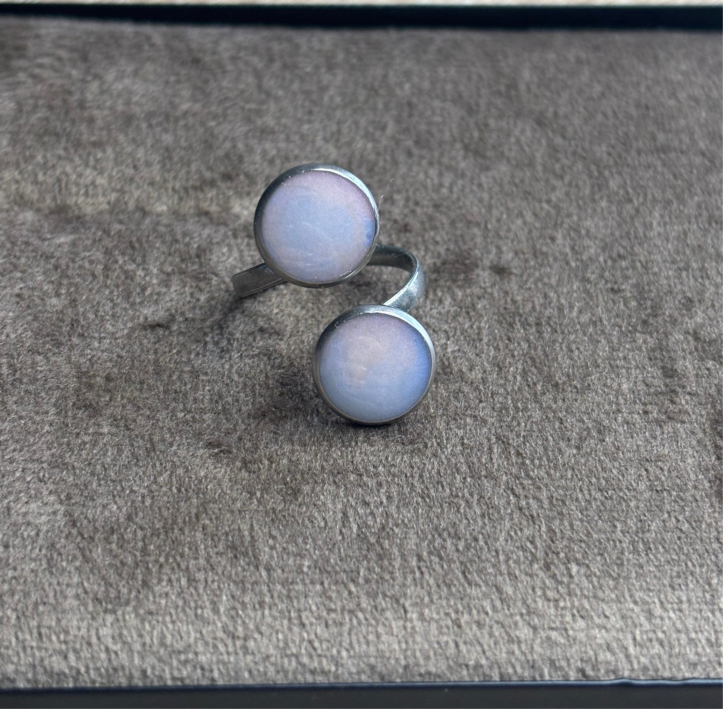 Bague argentée perlée bicolore