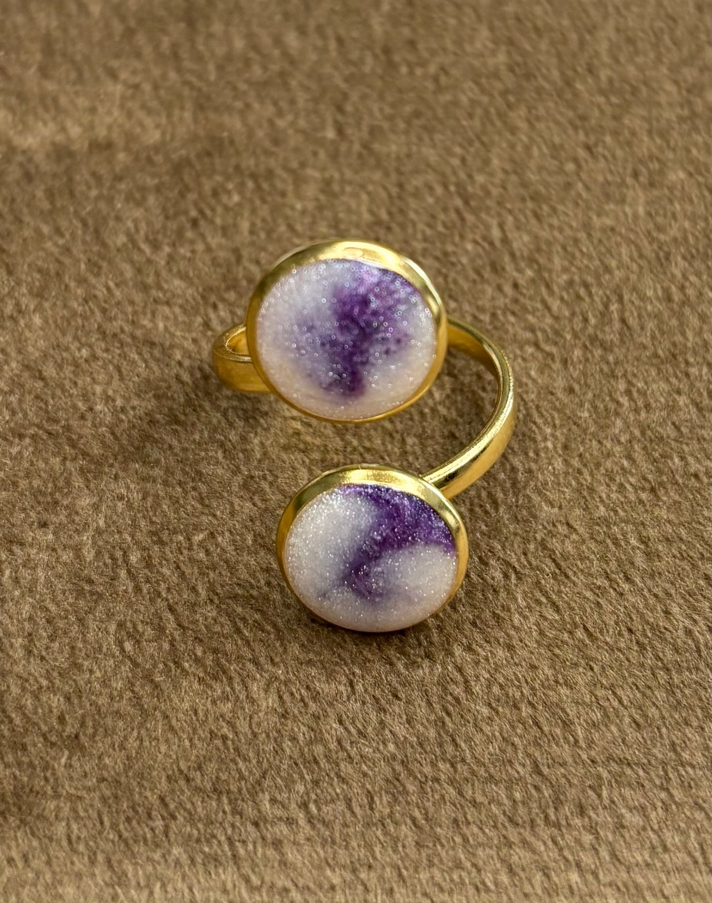 Bague violette et blanche
