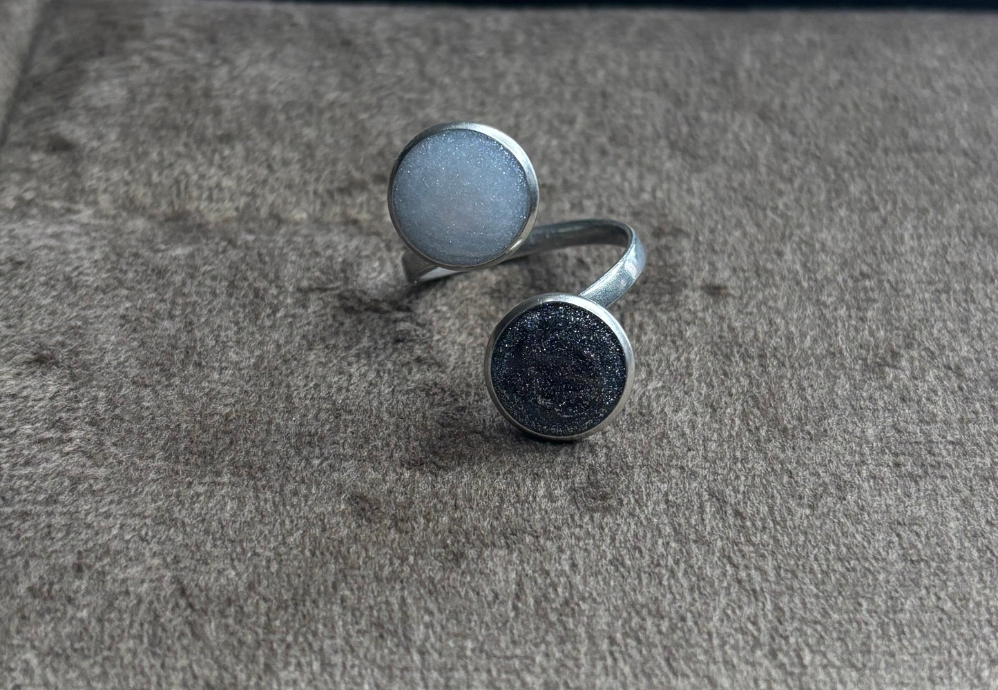 Bague noire et perle