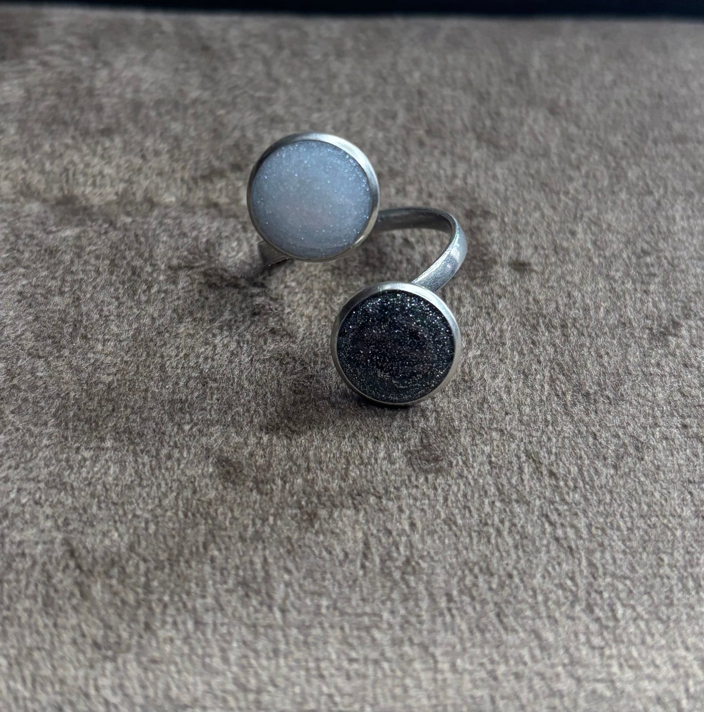 Bague noire et perle