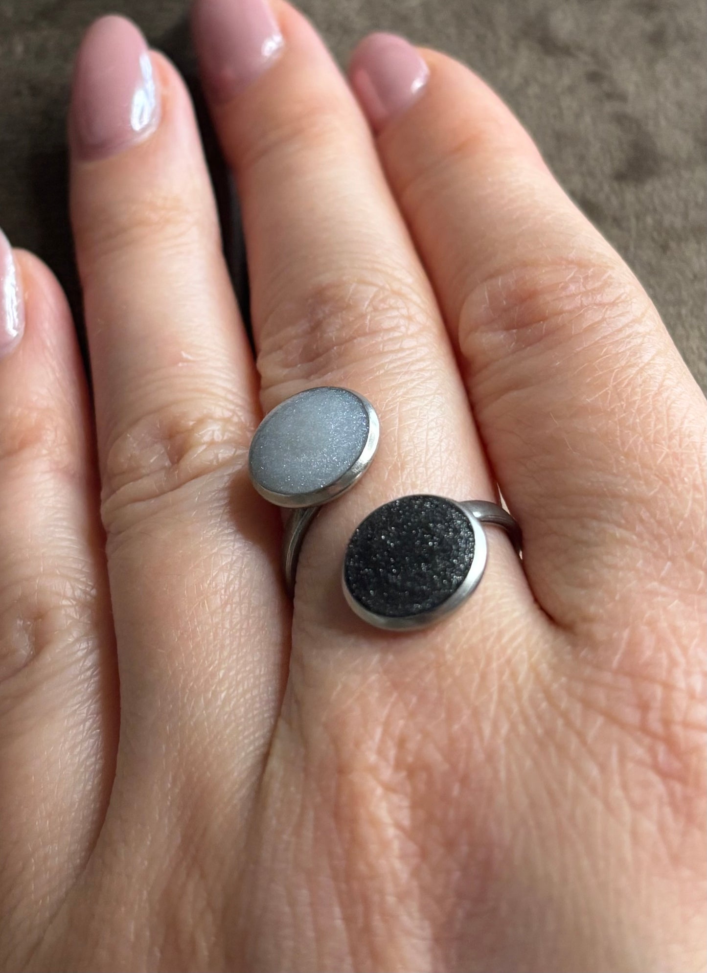 Bague noire et perle