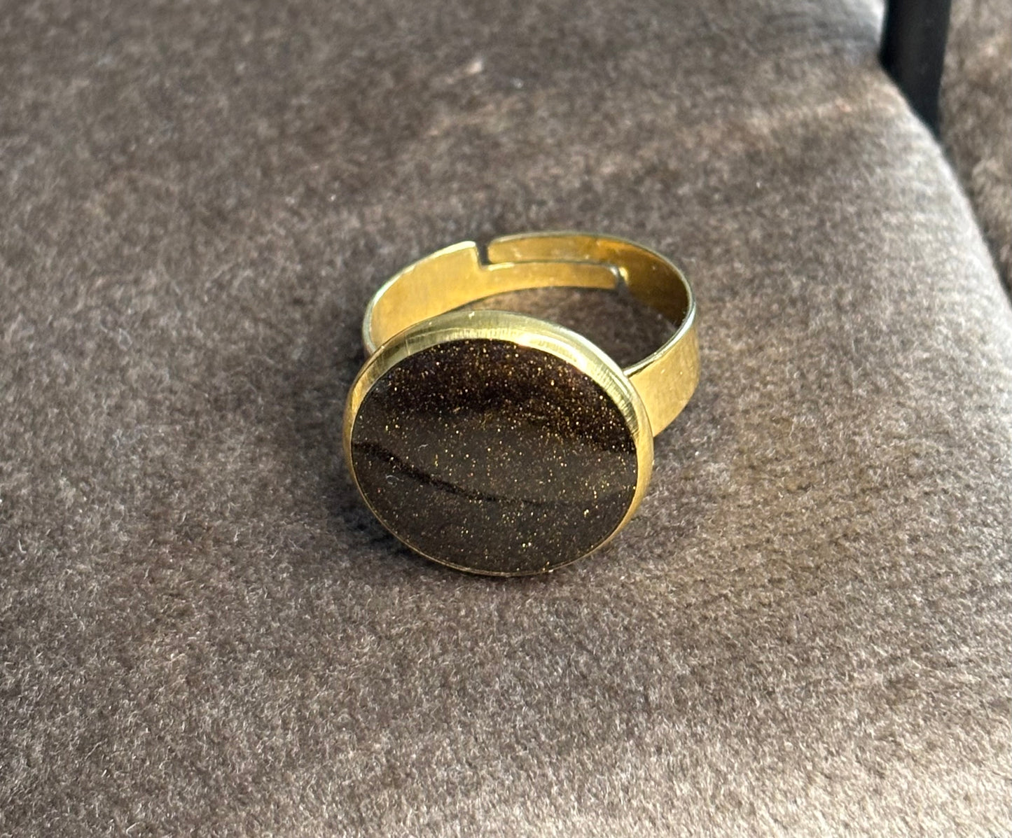 Bague noire et dorée