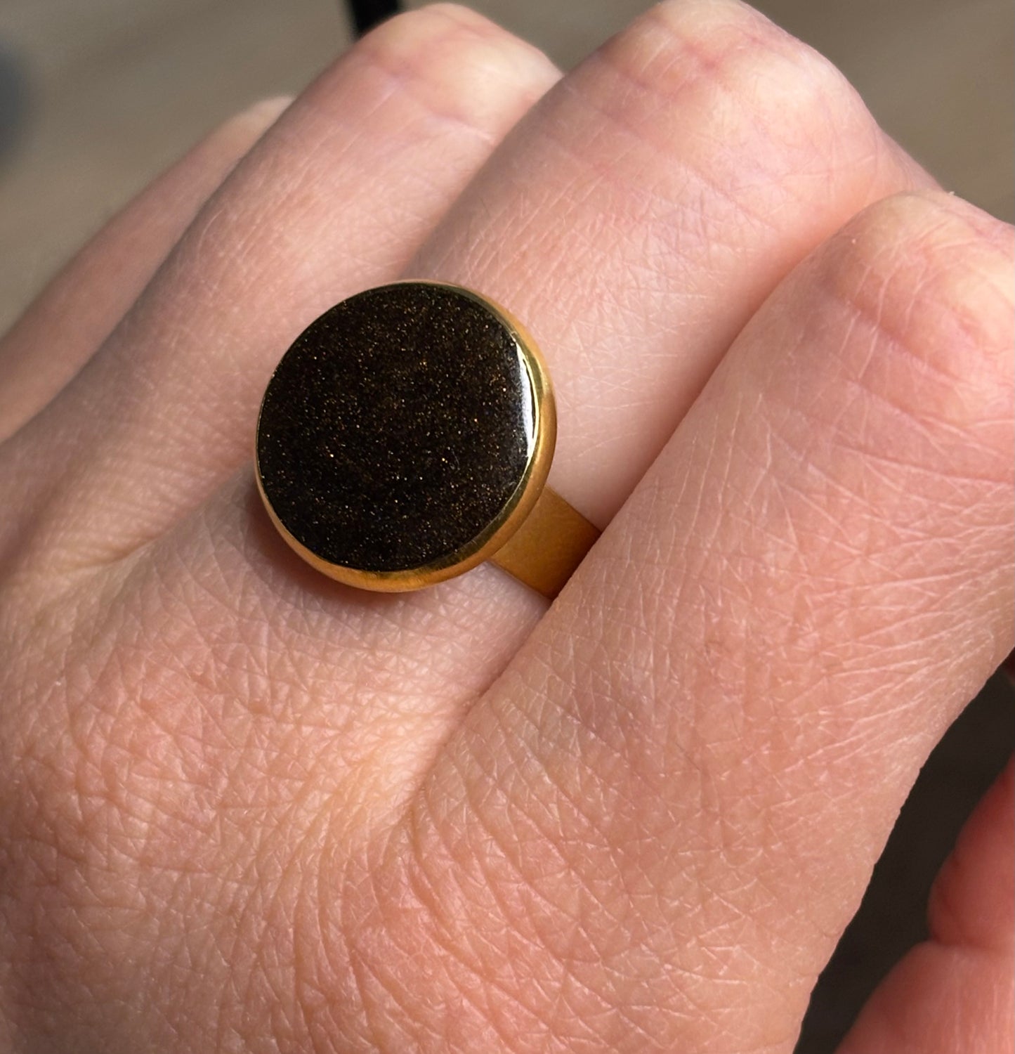 Bague noire et dorée