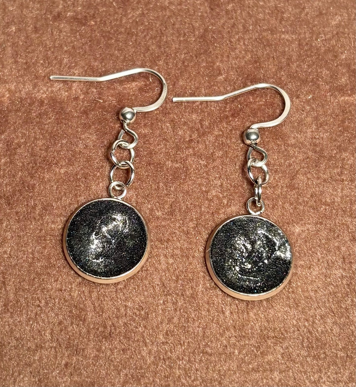 Boucles d’oreilles pendantes noire et argentée