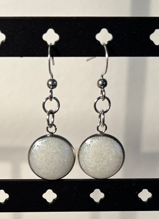 Boucles d’oreilles pendantes blanches
