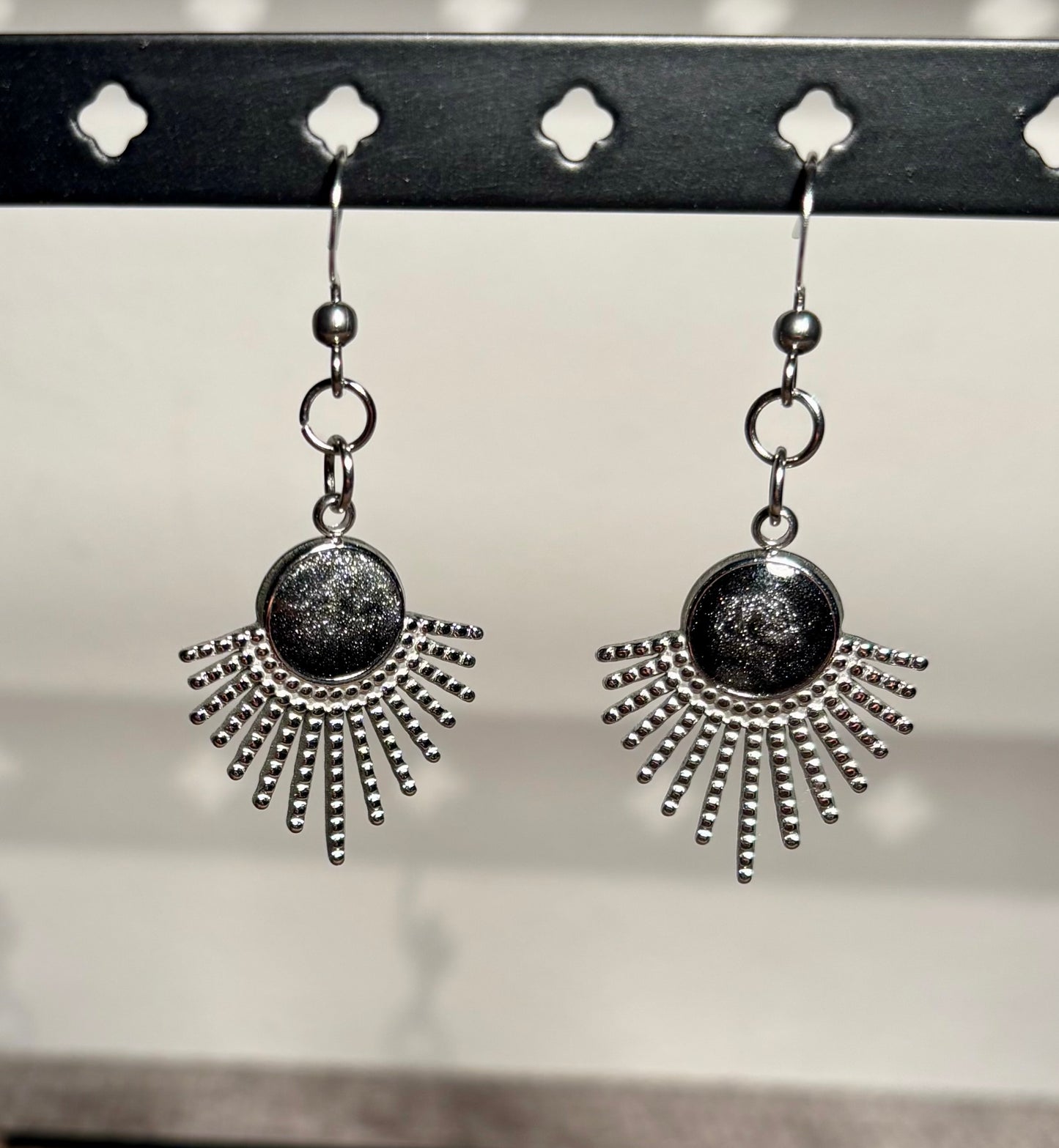 Boucles d’oreilles soleil noire et argentée