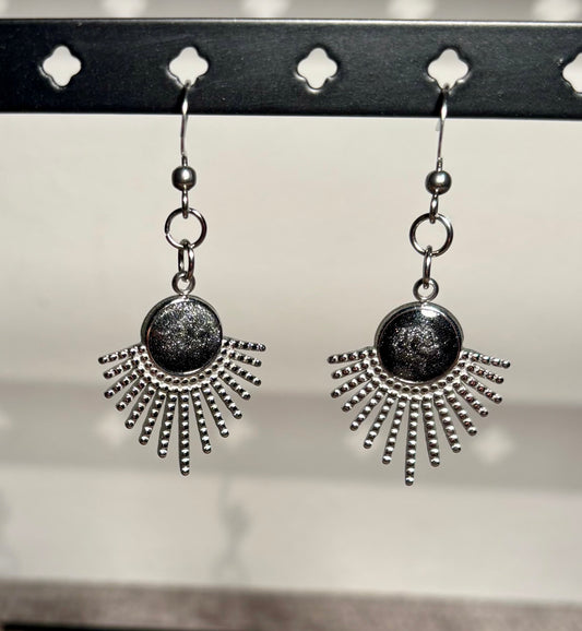 Boucles d’oreilles soleil noire et argentée