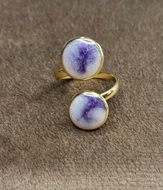 Bague violette et blanche