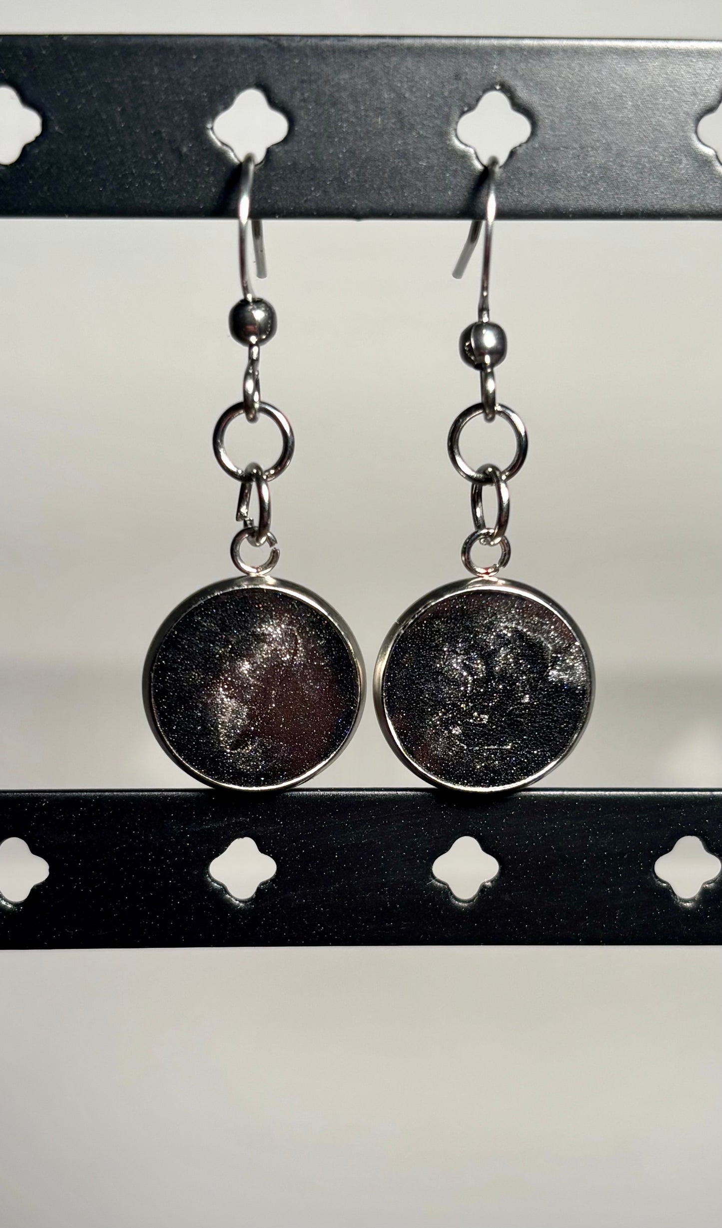 Boucles d’oreilles pendantes noire et argentée