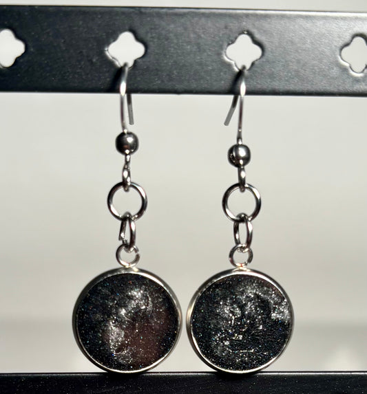Boucles d’oreilles pendantes noire et argentée