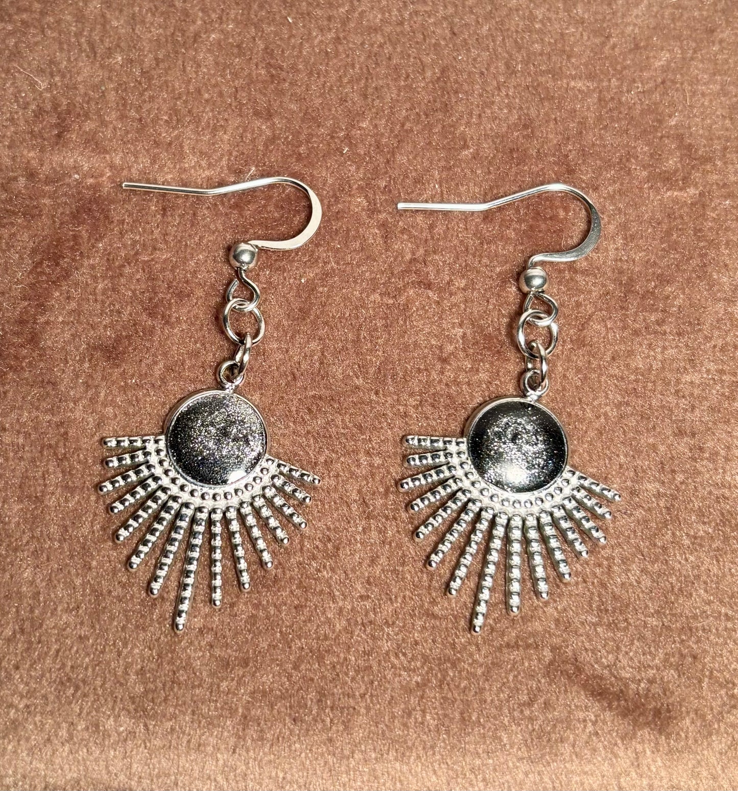 Boucles d’oreilles soleil noire et argentée