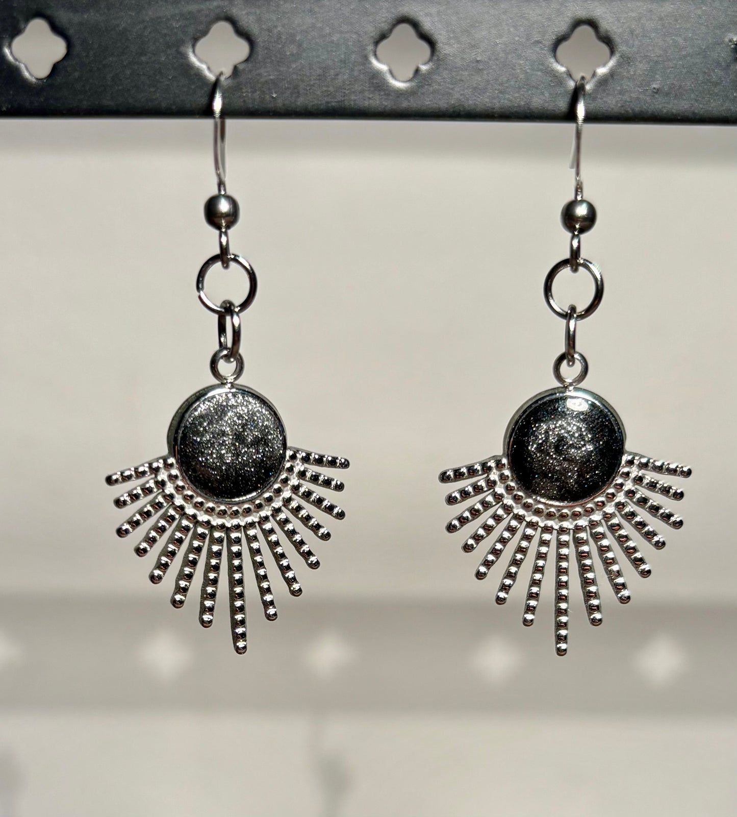 Boucles d’oreilles soleil noire et argentée