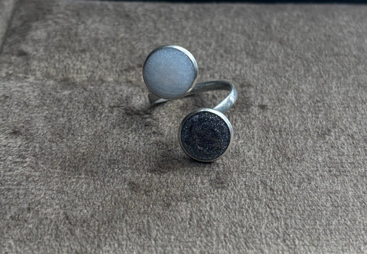Bague noire et perle