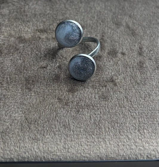 Bague argentée bicolore perle et noire
