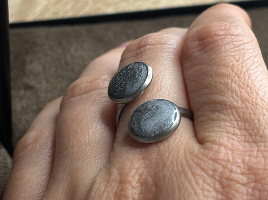 Bague argentée bicolore perle et noire